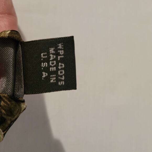 Endangered Species 1998 toucans silk neck tie by Rod Frederick, made in USA, vtg - Picture 6 of 6